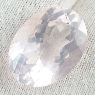Rosenquarz in zartrosa 16,37 ct - Oval multifacettierter Schliff - 20,09 x 14,84 x 10,09 mm