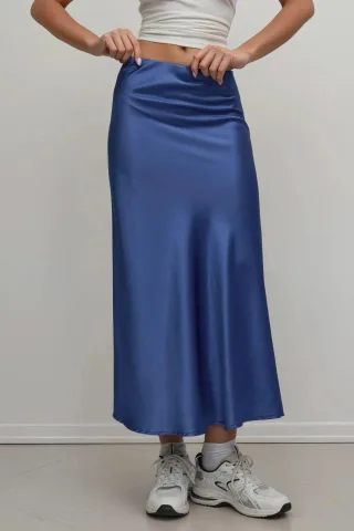 Hochgeschnittener Satin-Midi-Rock