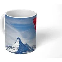 MuchoWow Tasse Schweizer Flagge am Matterhorn in der Schweiz, 1-tlg., Keramik, Kaffeetassen, Teetasse, Becher, Kaffeebecher, Geschenk