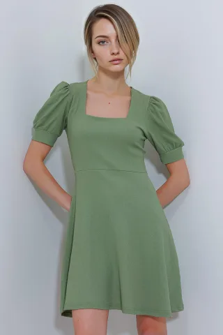 Strukturiertes Minikleid mit quadratischem Kragen