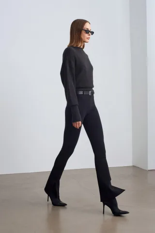 Taillenhohe Skinny Flare Hose mit Gürtel
