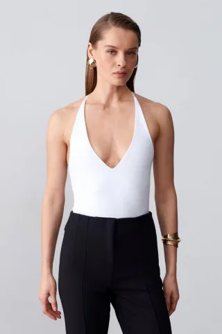 Schmal geschnittenes Cut-Out Halter-Body