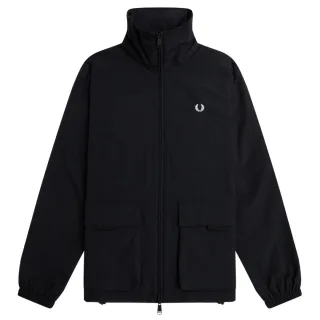 Schwarze Jacke von Fred Perry mit aufgesetzter Tasche und Reißverschluss