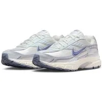 Nike Sportswear Initiator Sneaker inspiriert vom Design des Nike P-6000