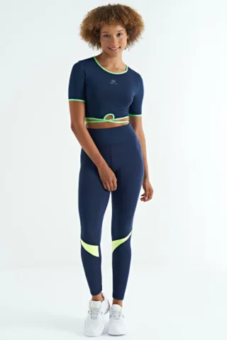 Elastisches Kurzarm-T-Shirt mit Rundhalsausschnitt