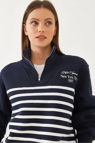 Gestreiftes Relaxed Fit Sweatshirt mit halbem Reißverschluss und Stickerei