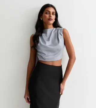 Silbernes ärmelloses Satin-Top mit hohem Ausschnitt
