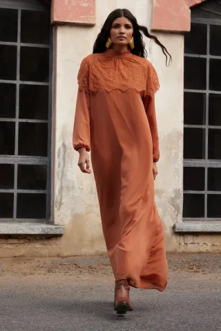 Beigefarbenes, gerades, langes, stilvolles/abendliches Hijab-Kleid für Damen