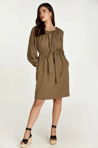 Olivgrünes Kleid mit Gürtel und Taschen