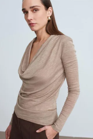 Schlanke Wollbluse mit Cowl-Neck