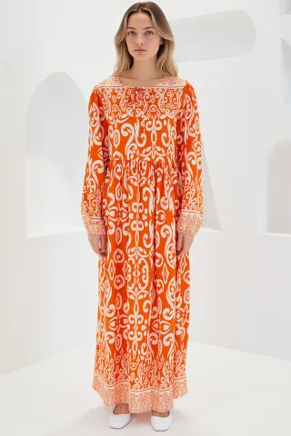 Muster Maxi-Kleid mit Bindung.Detail