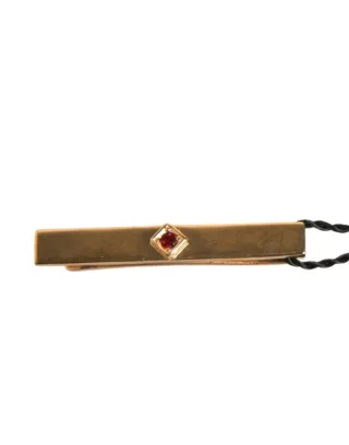 Goldene Krawattennadel mit Rubineinsatz