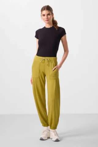 Hose mit mittlerer Taille aus Krepp und Taschen, relaxed-fit
