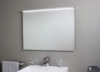 Koh-i-Noor SARTORIA Spiegelleuchte mit LED-Licht. Anbringung an der oberen Spiegelkante mit Klebeban 7920