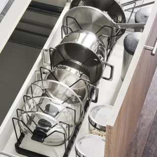 Yamazaki Kochtopf Deckel Organizer verstellbar 45-82cm Metall schwarz. Ein stilvolles und flexibles Ordnungssystem für Pfannen in Ihrer modernen Küche