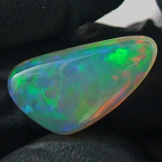 Welo Opal 6,94 ct Multicolor Vollopal aus Afrika - Die Wiege des Lebens