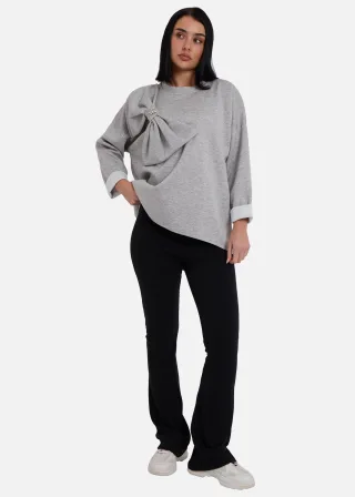 Graues Pullover-Top mit kontrastierender Schleife in Übergröße