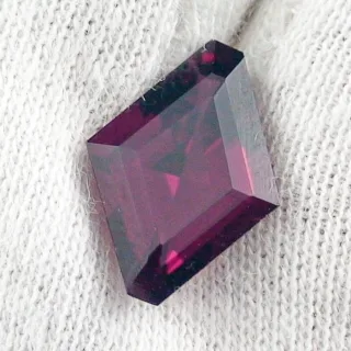 4,07 ct. Granat Rhodolith im Lozenge Cut - Premium Edelstein aus Madagaskar kaufen