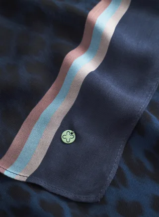 Schal aus fließender Viskose-Faser mit Leoprint blau - Gr. - one size