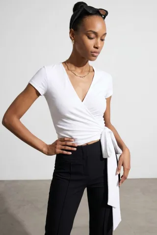 Crop-Wrap-Bluse mit Bindegürtel