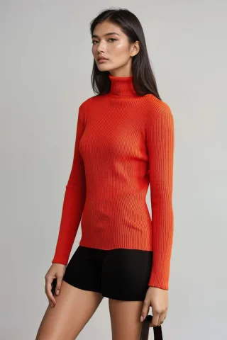 Taillierter Strickpullover mit Stehkragen