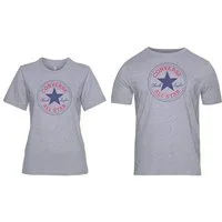 Converse T-Shirt UNISEX CONVERSE GO-TO ALL STAR PATCH LOGO STANDARD FIT T-SHIRT mit Rundhalsausschnitt, aus Single Jersey
