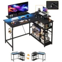 Furnicopia Eckschreibtisch L-förmiger Gaming-Schreibtisch mit Stauraum, Steckdosen und LED (120/140 cm großer Schreibtisch mit zwei Monitorhalterungen, zwei Ablagen, einer verstellbaren Ablage, einem Becherhalter und einem Kopfhörerhalter)